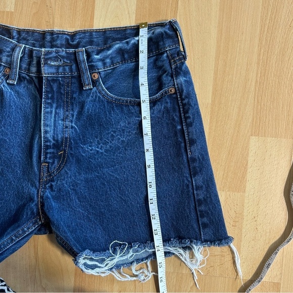 Levi’s Cutoff Denim Shorts Size 30 Raw Hem Dark Wash - Picture 5 of 6